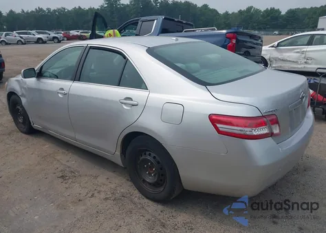 2011 Toyota Camry z USA, uszkodzony, nr VIN 4T1BF3EK6BU624668